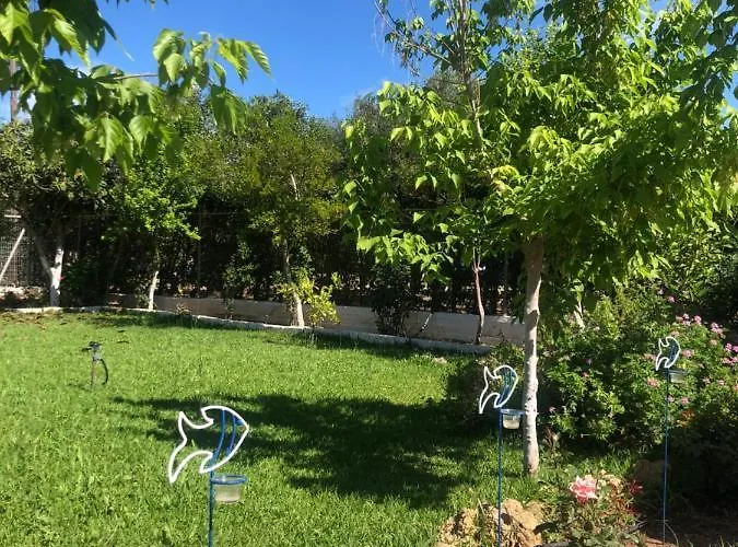 Semesterbostad Malou Garden House Near The Glífa